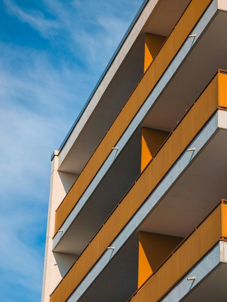 Edificio con balcones amarillos